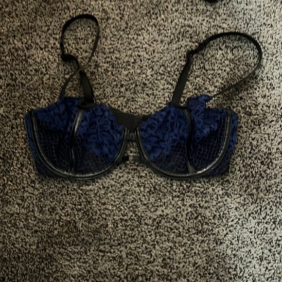 Victoria’s Secret “very sexy balconet” 34D - Picture 1 of 3